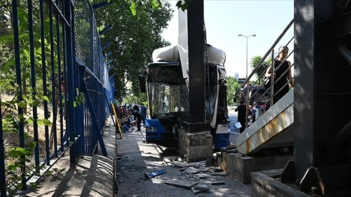Ankara'da belediye otobüsünün karıştığı zincirleme kazada 20 kişi yaralandı