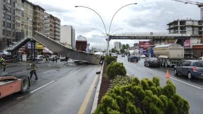 Ankara'da damperi a&ccedil;ık şekilde ilerleyen tırın &ccedil;arptığı &uuml;st ge&ccedil;it yıkıldı