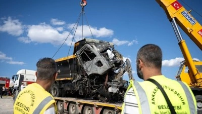 Ankara'da freni patlayan hafriyat kamyonunun karıştığı kazada 2 kişi &ouml;ld&uuml;