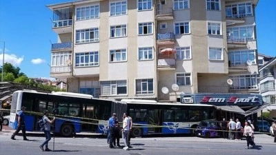Ankara'da kontrolden &ccedil;ıkan EGO otob&uuml;s&uuml; iş yerine &ccedil;arptı