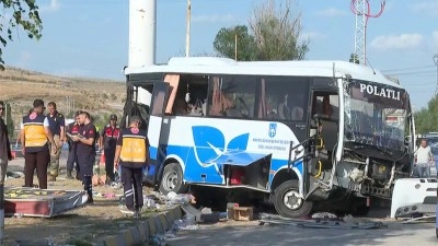 Ankara'da &ouml;zel halk otob&uuml;s&uuml; ile kamyonun &ccedil;arpışması sonucu 2 kişi &ouml;ld&uuml;, 25 kişi yaralandı