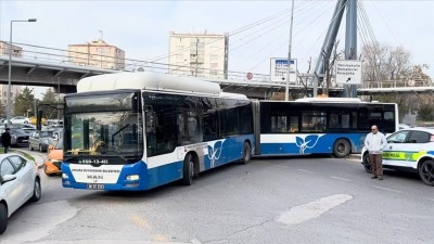 Ankara'da ref&uuml;jde asılı kalan belediye otob&uuml;s&uuml; trafiği aksattı