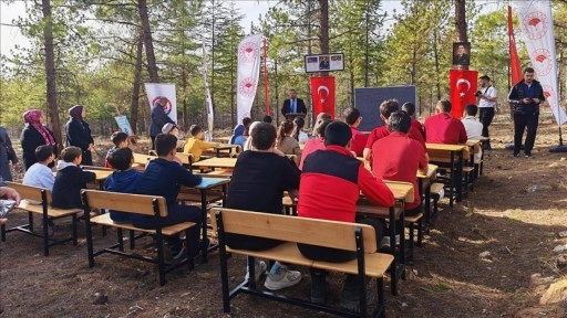 Ankara'da sınıfı bir günlüğüne ormana taşıdılar