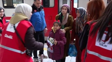 Ankara Garı'nda depremzede çocuklar gönüllüler tarafından karşılanıyor