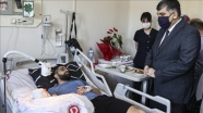Ankara İl Sağlık Müdürü Gülüm, hastanın bıçaklı saldırısına uğrayan doktoru hastanede ziyaret etti