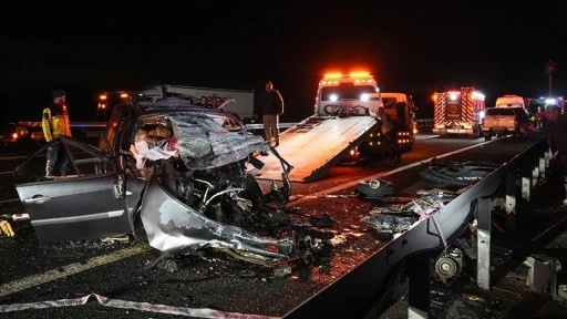 Ankara-Niğde Otoyolu'nda iki otomobilin çarpıştığı kazada 4 kişi öldü, 1 kişi ağır yaralandı