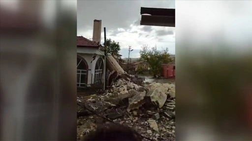 Ankara'nın bazı ilçelerinde sağanak ve şiddetli rüzgar etkili oldu, bir kişi öldü