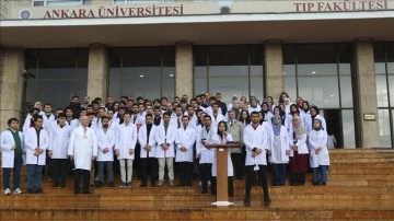 Ankara Üniversitesi Tıp Fakültesi öğrencileri beyaz önlükleriyle İsrail'i protesto etti