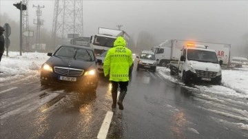 Ankara-Zonguldak kara yolunda kar yağışı nedeniyle ulaşım aksıyor