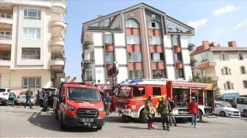 Ankara'da 7 katlı binada çıkan yangında dumandan etkilenen 4 itfaiye erinden biri şehit oldu