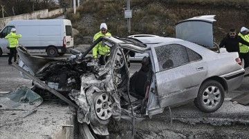 Ankara'da direğe çarpan araçtaki 4 kişi hayatını kaybetti