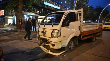 Ankara'da kamyonetin çarptığı 11 araçta hasar meydana geldi
