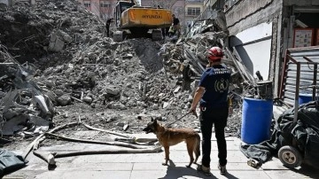 Ankara'da moloz kaldırma çalışmaları sırasında istinat duvarı çöktü