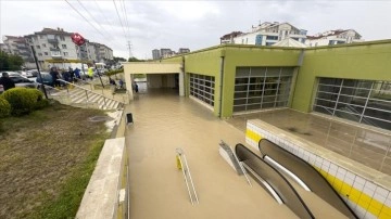 Ankara'da sağanak sebebiyle bazı metro girişleri ve alt geçitleri su bastı