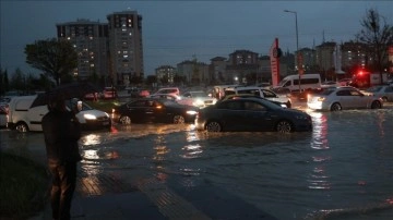 Ankara'da sağanak su baskınlarına sebep oldu