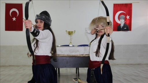 Anne kız Geleneksel Türk Okçuluğu'nda aynı hedefe ok atıyor