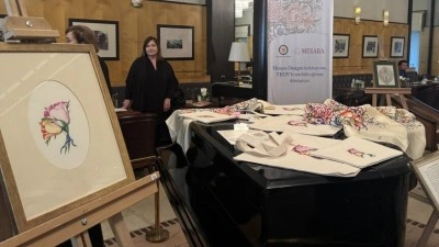 Anne kız imzası taşıyan "G&uuml;l Kaps&uuml;l Koleksiyonu" &ccedil;ocukların eğitimine destek olacak