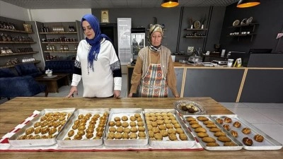 Annelerin hazırladığı &ccedil;&ouml;rek ve kurabiyeleri gen&ccedil;ler iftarı yolda karşılayanlara ikram ediyor