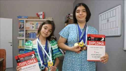 Annelerinden öğrendikleri mangala ve dokuz kumalakta dünya şampiyonu oldular