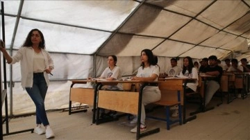 Antakya Lisesi öğrencileri "çadır dershane"de üniversite sınavına hazırlanıyor