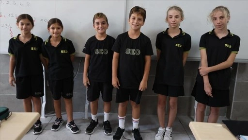 Antalya'da aynı sınıfta 3 ikiz öğrenci eğitim görüyor