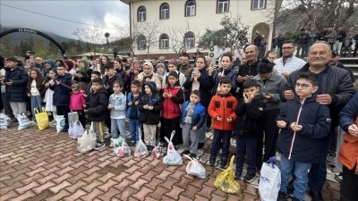 Antalya'da &ccedil;ocuklara bayram şekeri dağıtma geleneği s&uuml;rd&uuml;r&uuml;ld&uuml;