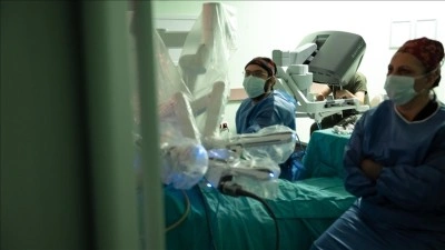 Antalya'da gen&ccedil; kadının karaciğerindeki 7 santimetrelik kitle robotik cerrahiyle alındı