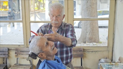 Antalya'da gençliğinde eline aldığı berber makasını 57 yıldır bırakmıyor