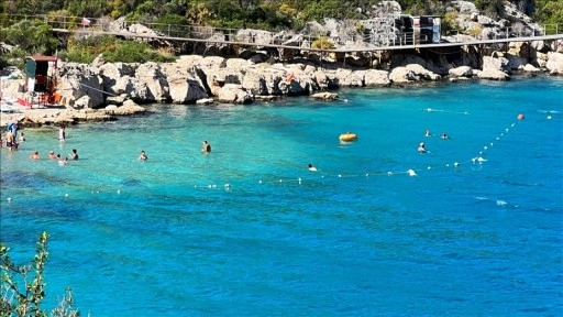 Antalya'da güneşli havayı fırsat bilenler denize girdi