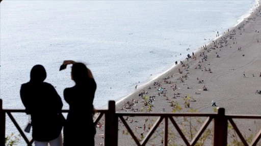 Antalya'da güneşli havayı fırsata çeviren vatandaşlar sahillerde yoğunluk oluşturdu