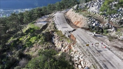 Antalya'da heyelan ve g&ouml;&ccedil;&uuml;k oluşan yolda &ccedil;alışmalar devam ediyor