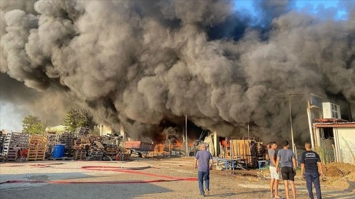 Antalya'da iki depoda çıkan yangın söndürülmeye çalışılıyor