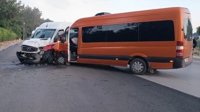 Antalya'da iki tur minib&uuml;s&uuml;n&uuml;n &ccedil;arpıştığı kazada 13 turist yaralandı