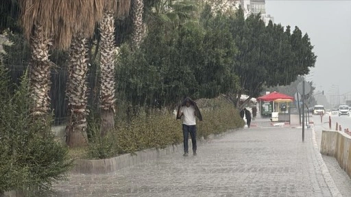 Antalya'da kuvvetli sağanak ve rüzgar hayatı olumsuz etkiliyor