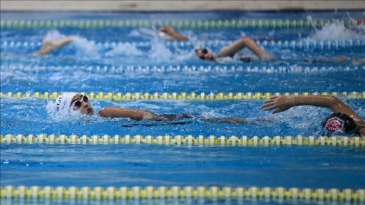 Antalya'da olimpik havuzda yüzme öğrenen çocuklar gözünü milli formaya dikti