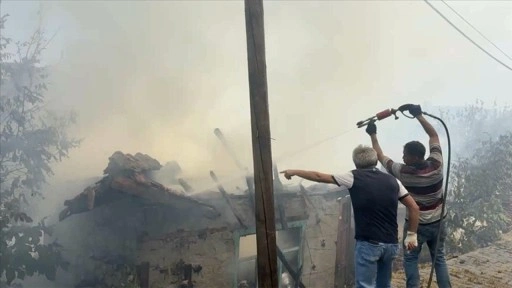 Antalya'da otluk alanda çıktıktan sonra evlere sıçrayan yangın söndürüldü
