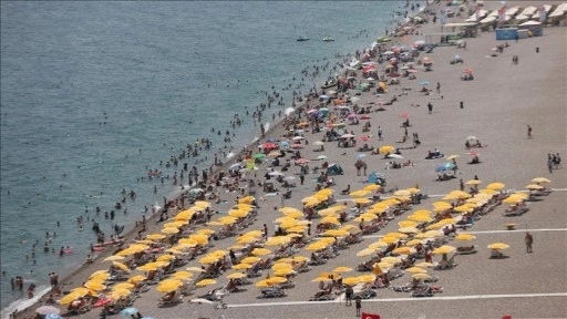 Antalya'da sahillerde bayram yoğunluğu yaşanıyor