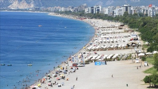 Antalya'da sıcak hava nedeniyle sahillerde yoğunluk yaşandı