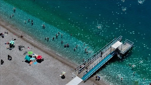 Antalya'da sıcak hava nedeniyle sahillerde yoğunluk yaşanıyor