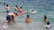 Antalya'da sıcaktan bunalanlar denizde serinledi