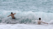 Antalya'da yabancı turistler dalgalara rağmen denize girdi