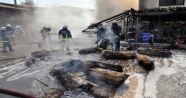 Antalya’da yangın, hasır deposunu kül etti