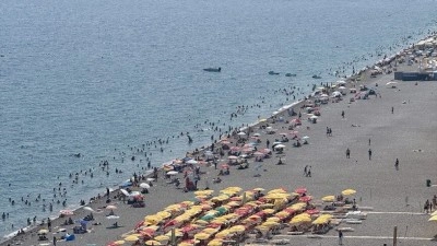 Antalya'da y&uuml;ksek nem ve sıcaktan bunalanlar sahilleri doldurdu