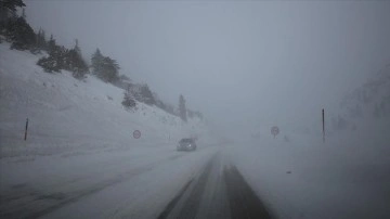 Antalya-Konya kara yolu kar nedeniyle tır geçişlerine kapatıldı