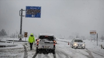 Antalya-Konya kara yolu olumsuz hava şartları nedeniyle trafiğe kapatıldı