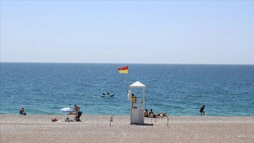 Antalya Konyaaltı Sahili'nde sezon hazırlıkları tamamlandı