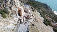 Antalya-Mersin kara yolu yamaçtan kopan kayalar nedeniyle ulaşıma kapandı