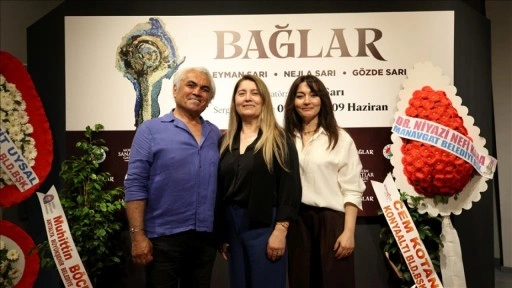 Antalya'nın "sanatçı ailesi" sevgiden doğan eserlerini sergide buluşturuyor