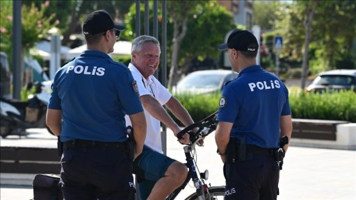Antalya polisi turistlerin güvenliği için denizde, havada, karada görev yapıyor