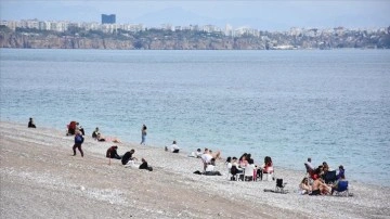 Antalya sahillerinde güneşli hava yoğunluğu